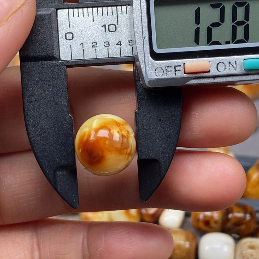 裸石琥珀未镶嵌圆珠