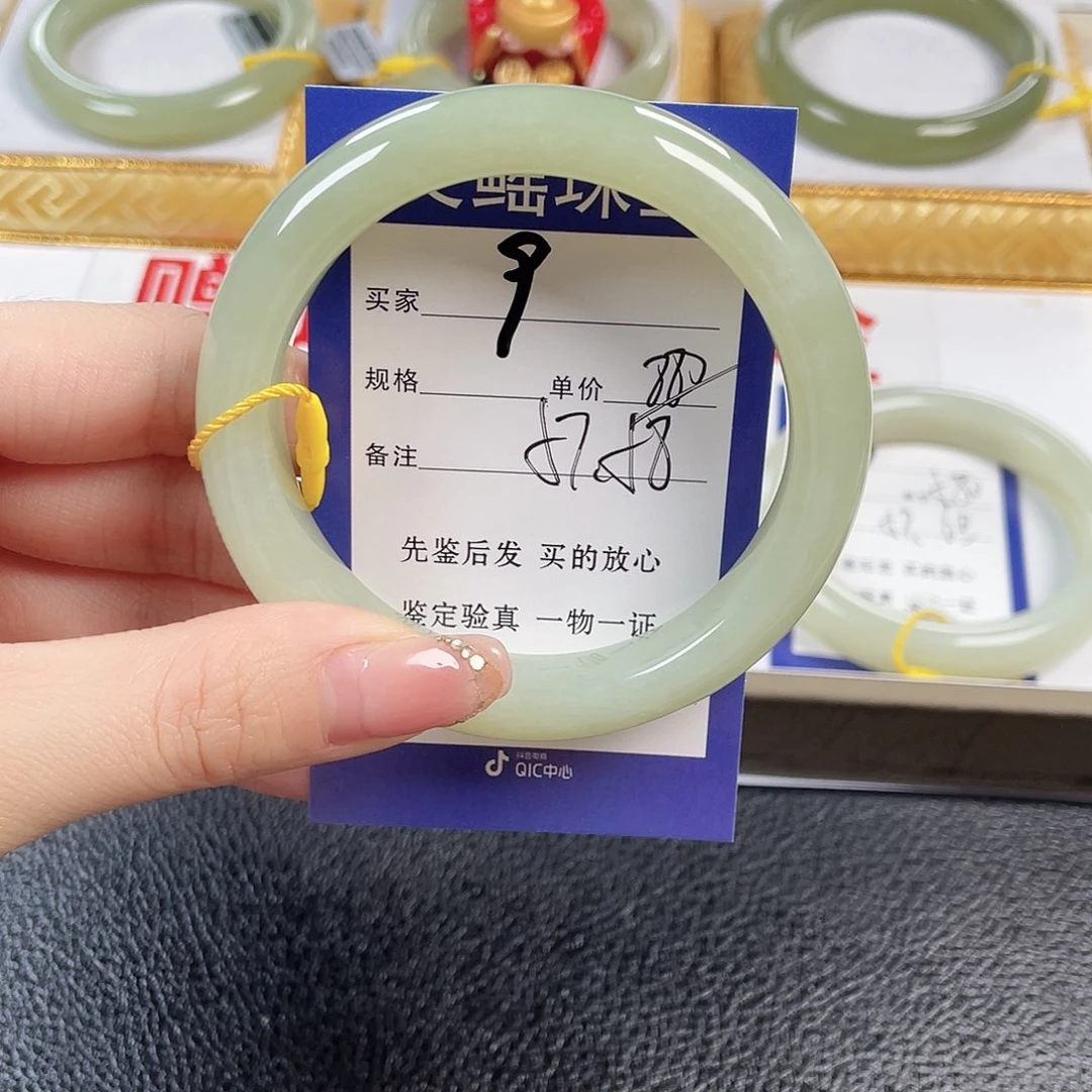 飛***飛和田玉未镶嵌手镯