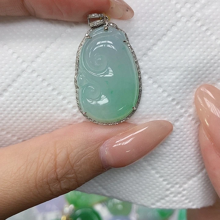 颈饰18K金镶嵌翡翠