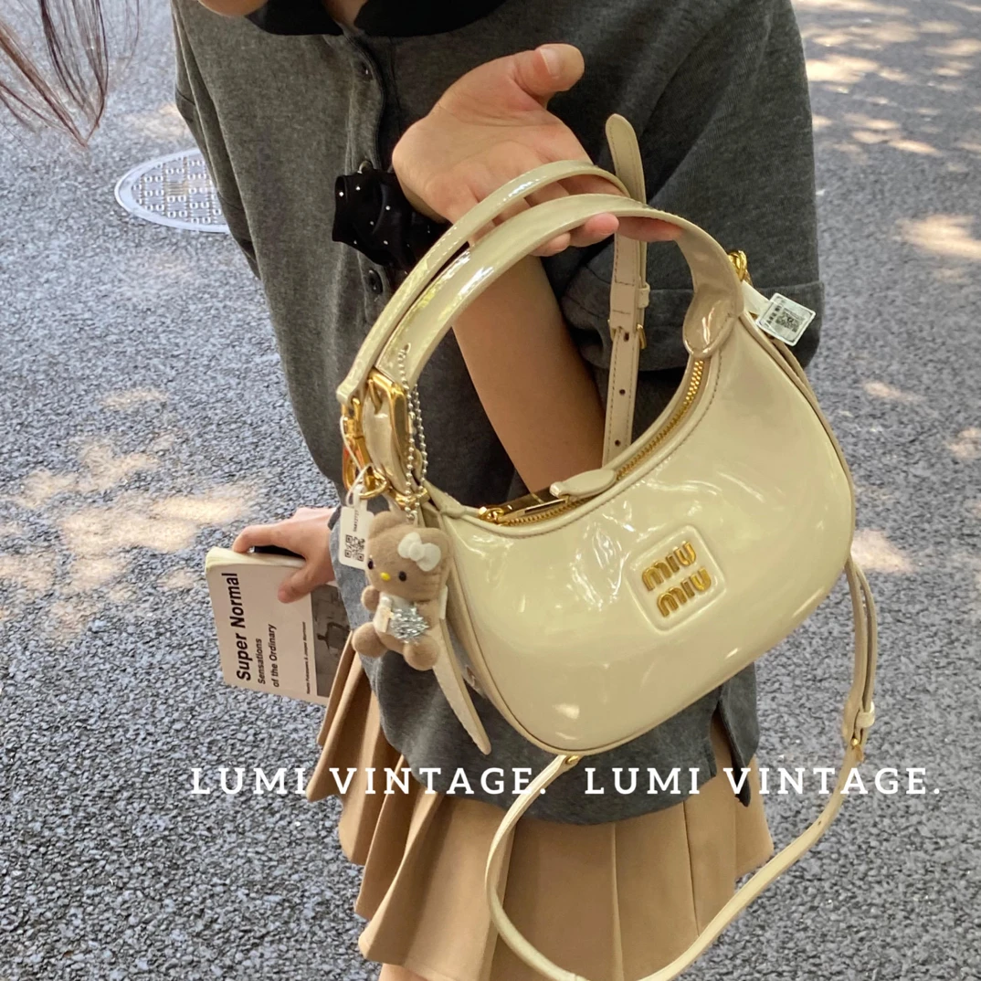 95新 MIU MIU/缪缪 白色漆皮hobo斜挎包76892584
