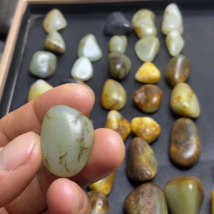 杨***芳和田玉(糖玉)未镶嵌珠宝奇石