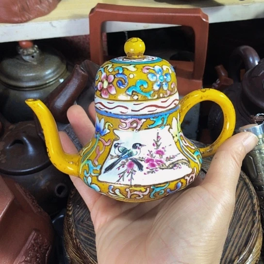 茶壶紫砂原矿泥料手工制作的一把紫砂壶。