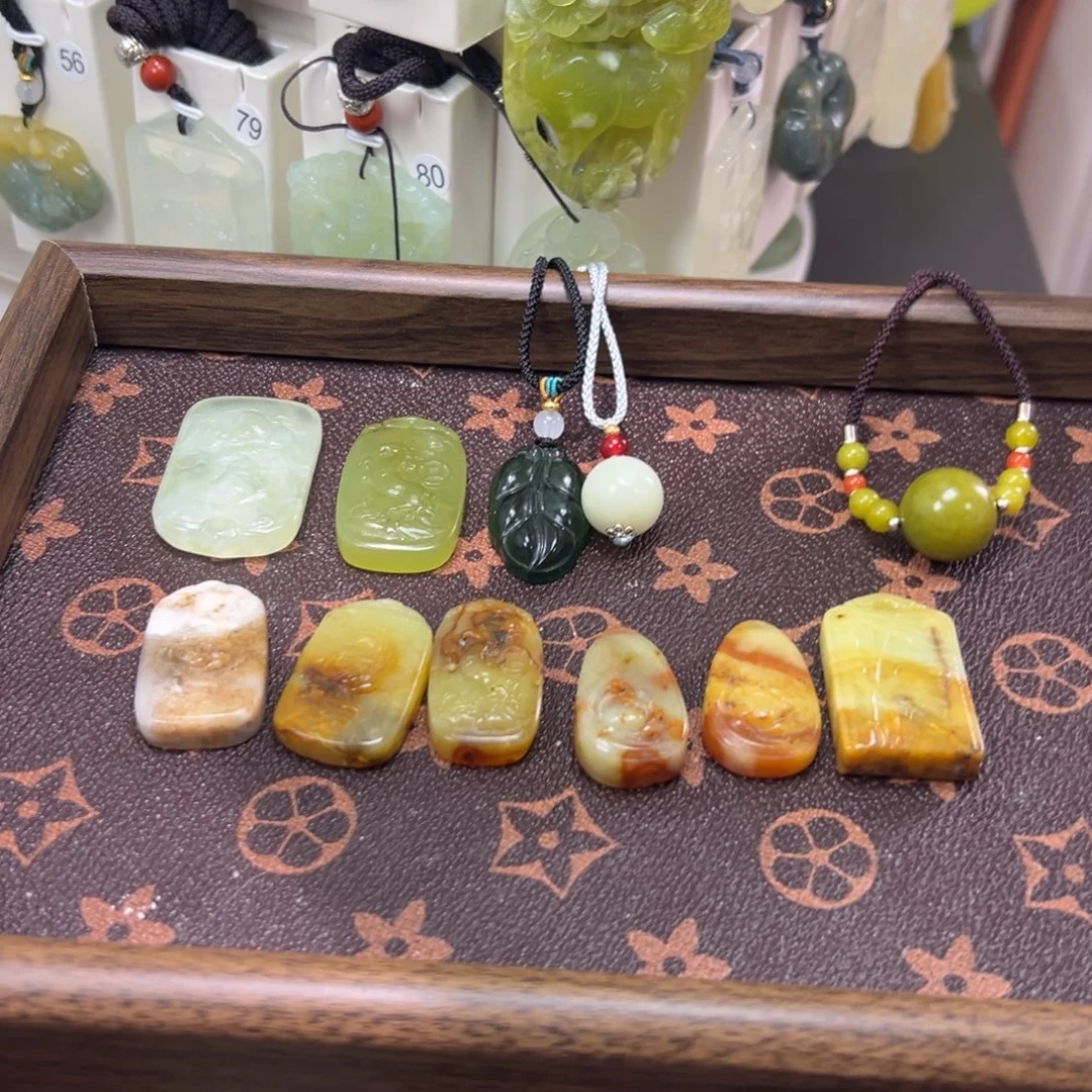 蛇纹石玉未镶嵌颈饰