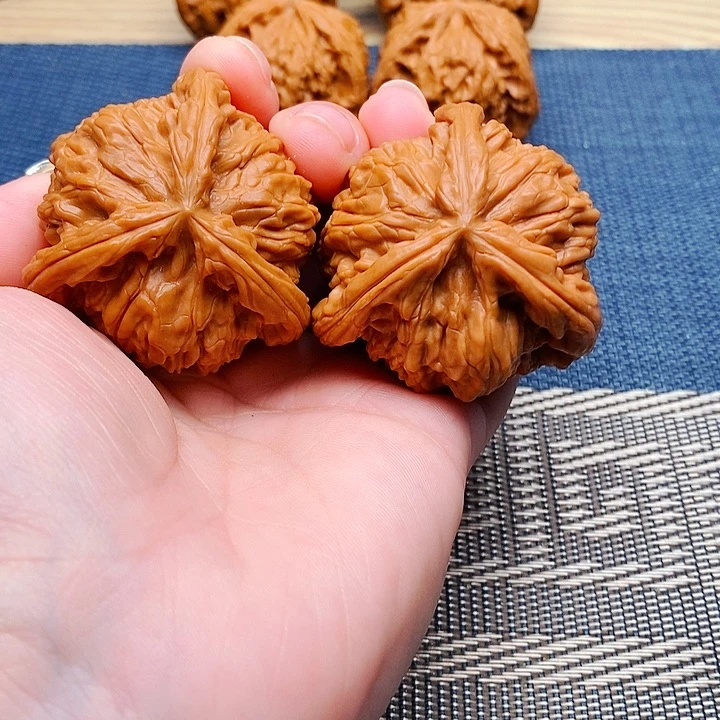 初***然文玩核桃吊坠三棱