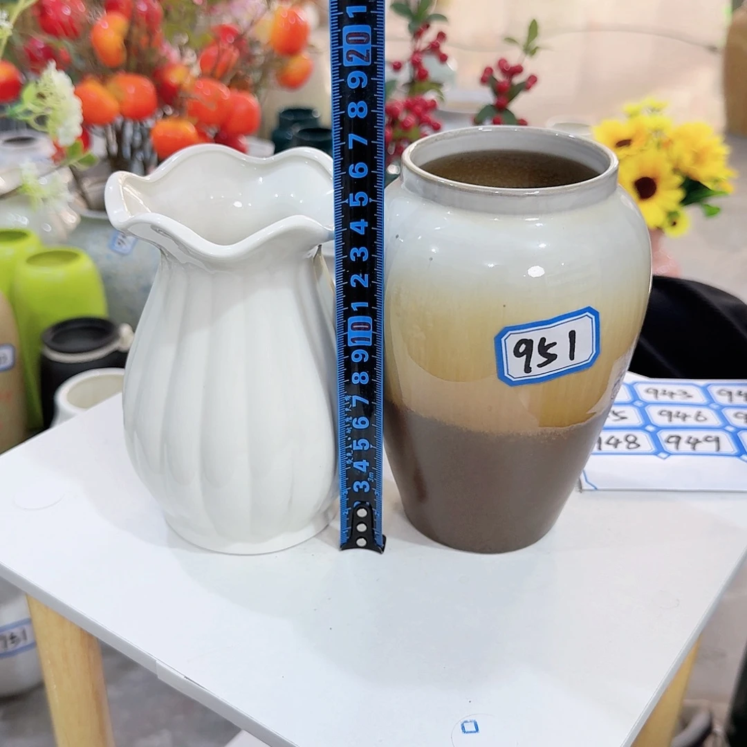 951号一对小花瓶高15厘米微瑕