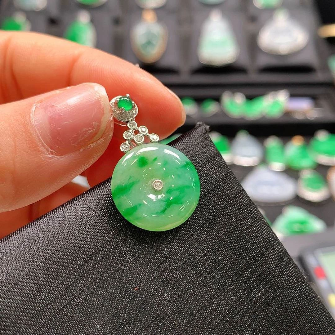 翡翠18K金镶嵌颈饰平安扣