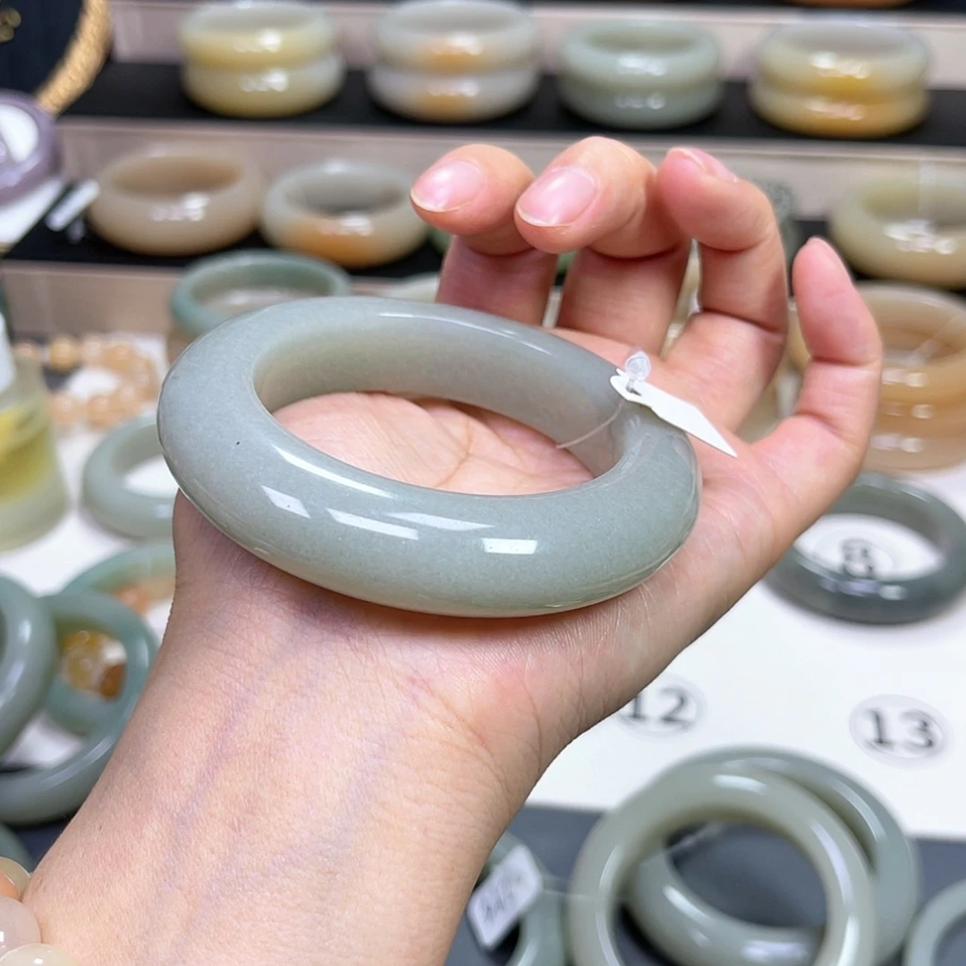 【闪购商品】石英质玉手镯未镶嵌又***玩