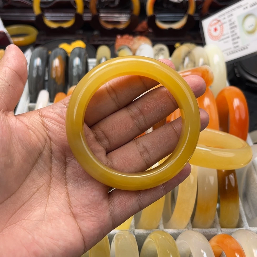 石英质玉（黄龙玉）手镯未镶嵌百***吖