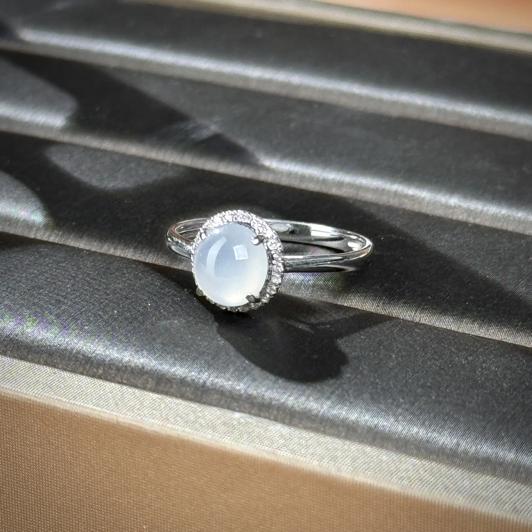 天然A货翡翠冰种蛋面18k金南非钻围镶戒指