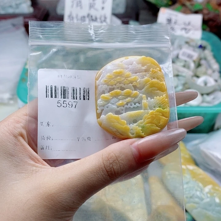 侠***圣翡翠未镶嵌颈饰翡翠