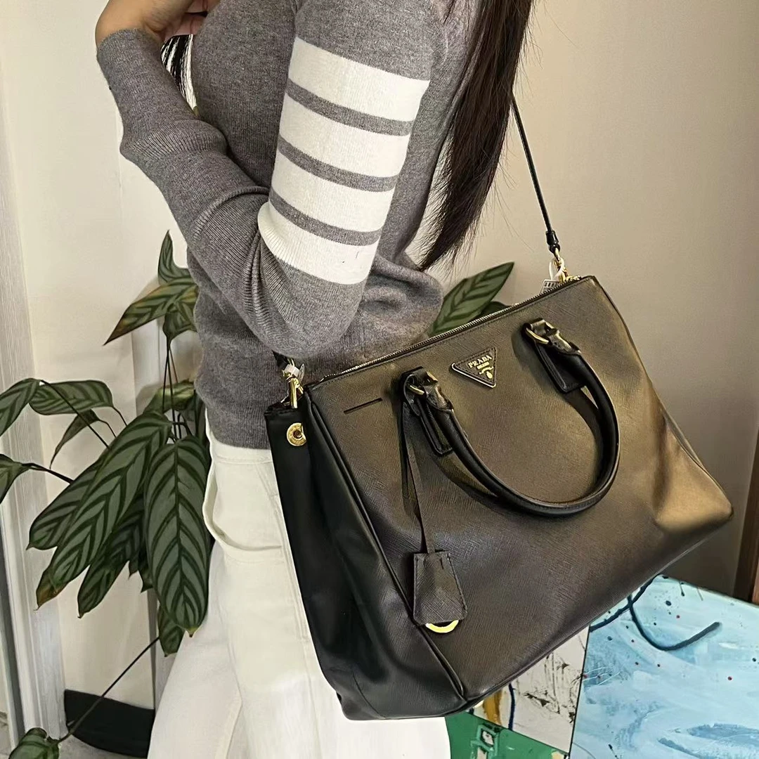 95新 Prada/普拉达 黑金斜挎杀手包/手提包