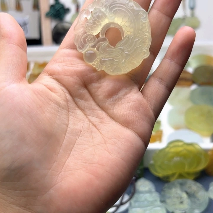 怕***果岫玉合金颈饰龙扣