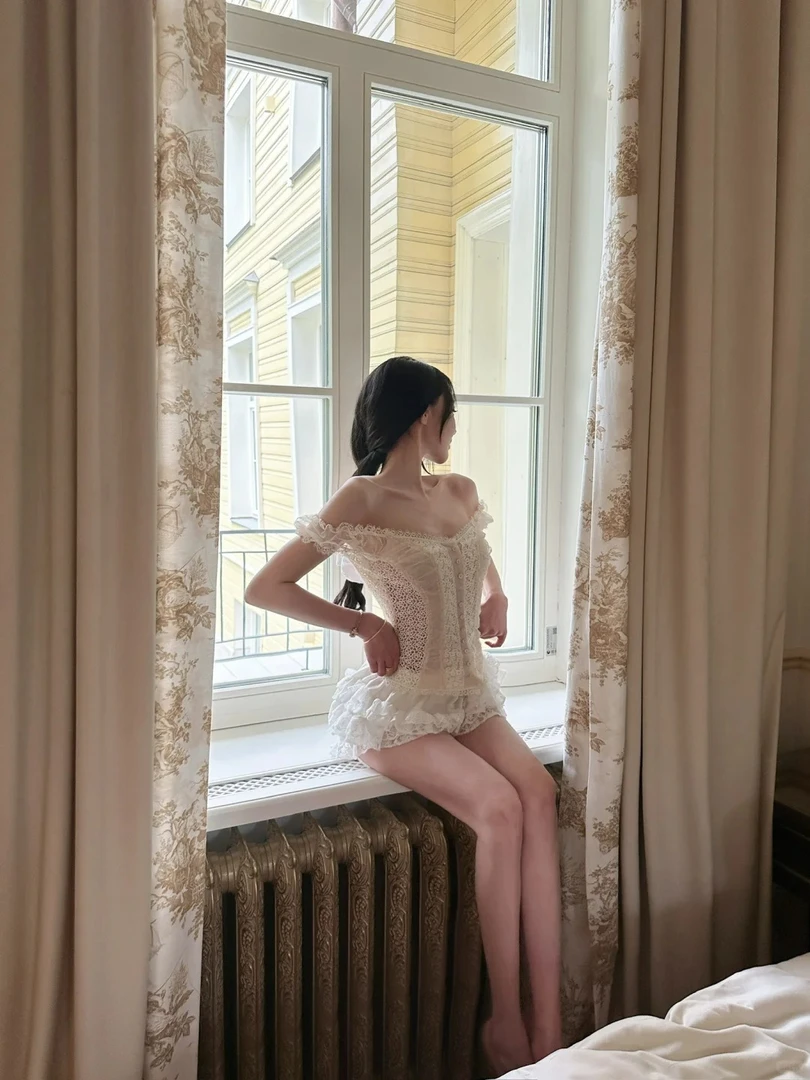 2025夏季新款设计感甜辣风纯欲一字肩网纱上衣配蕾丝花边短裤套装