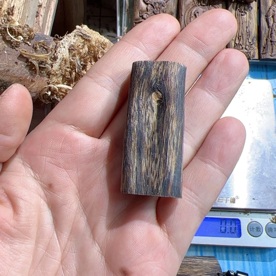 沉香吊坠紫棋素牌7.8克