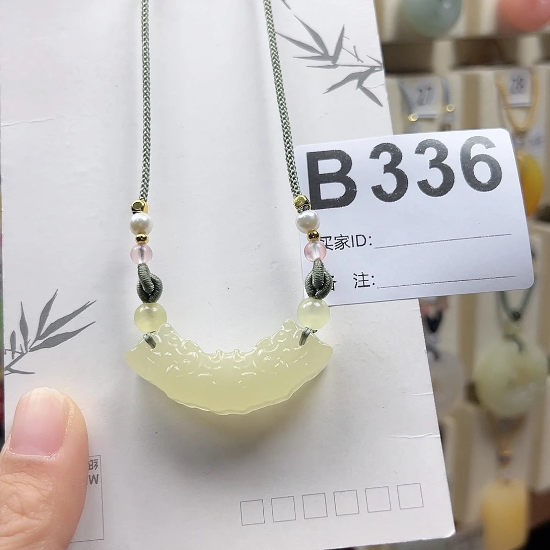 石英质玉颈饰合金仔**曼