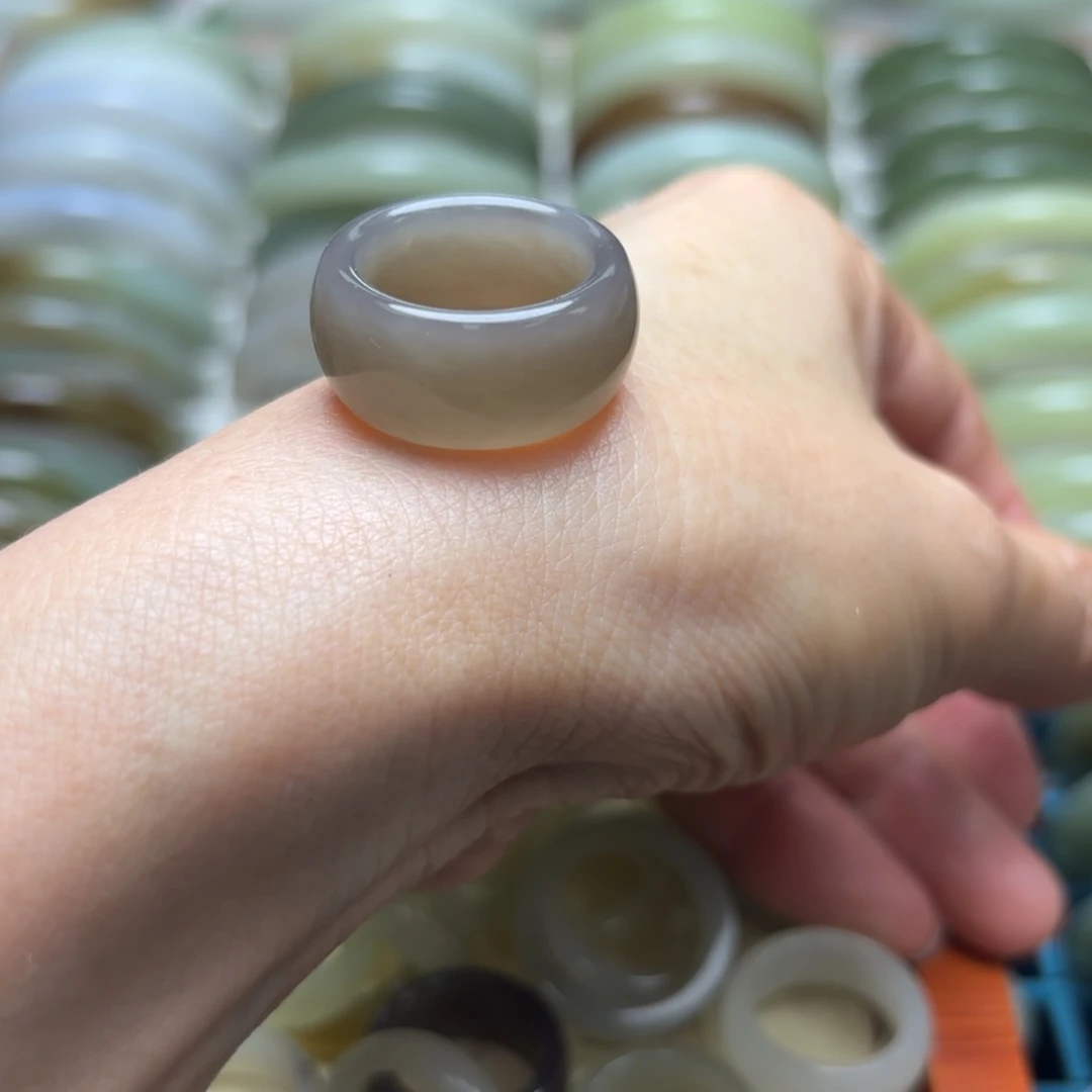 今***吗和田玉未镶嵌颈饰