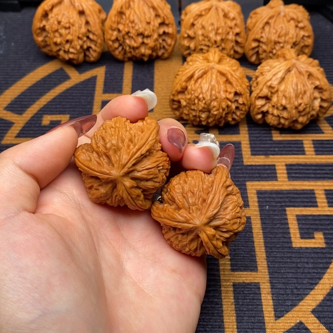 B***k文玩核桃吊坠白狮子