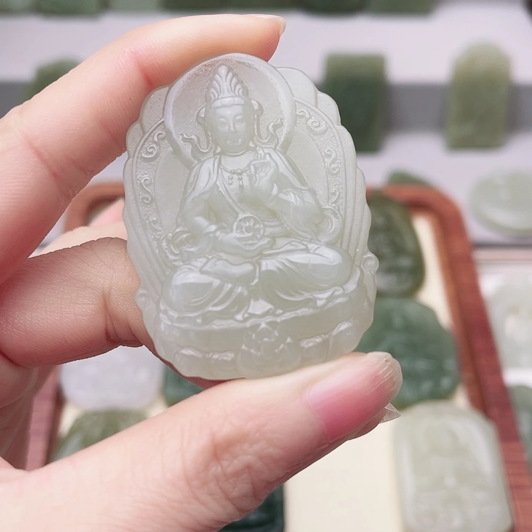 沐***子和田玉未镶嵌颈饰