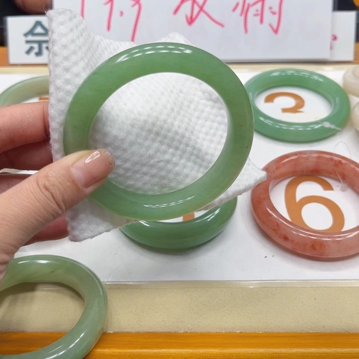 未镶嵌手镯石英质玉阿****9