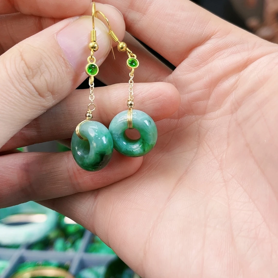 翡翠颈饰未镶嵌耳饰