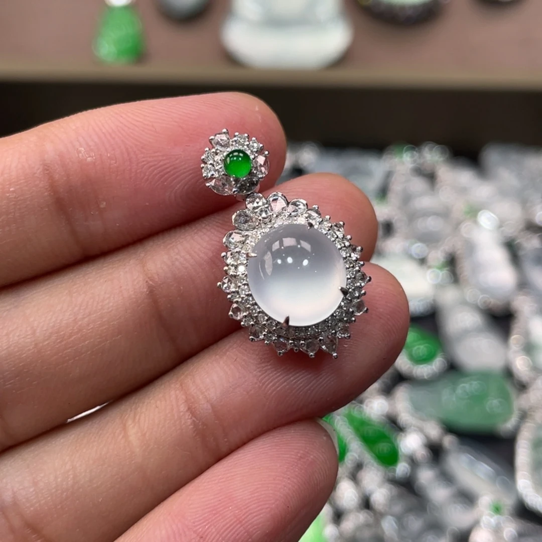 翡翠18K金镶嵌颈饰蛋面吊坠