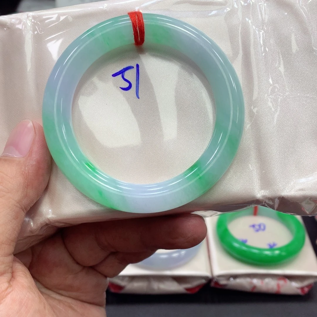 翡翠手镯未镶嵌翡翠