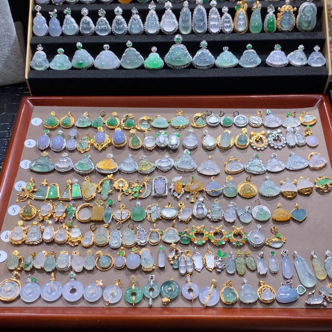 翡翠18K金镶嵌颈饰吊坠