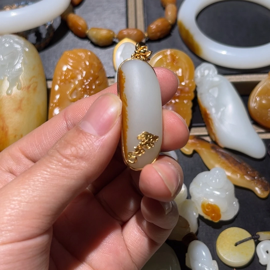 未镶嵌和田玉挂件石****）