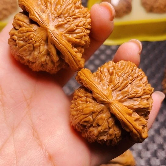 文玩核桃闷白一对
