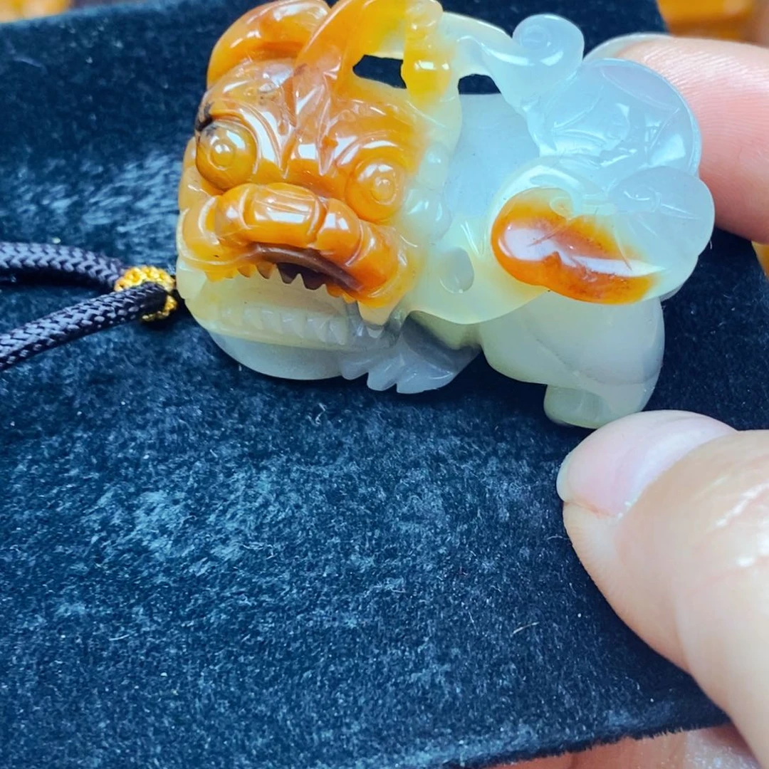 未镶嵌石英质玉（黄龙玉）颈饰