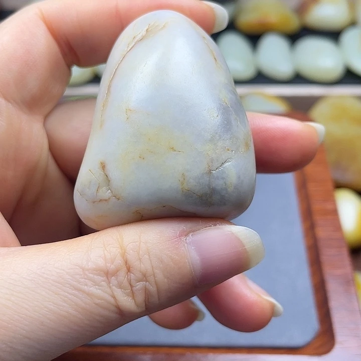 小***强和田玉未镶嵌颈饰