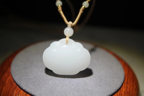 【苏州峰玉坊】高品质和田玉平安如意锁挂坠