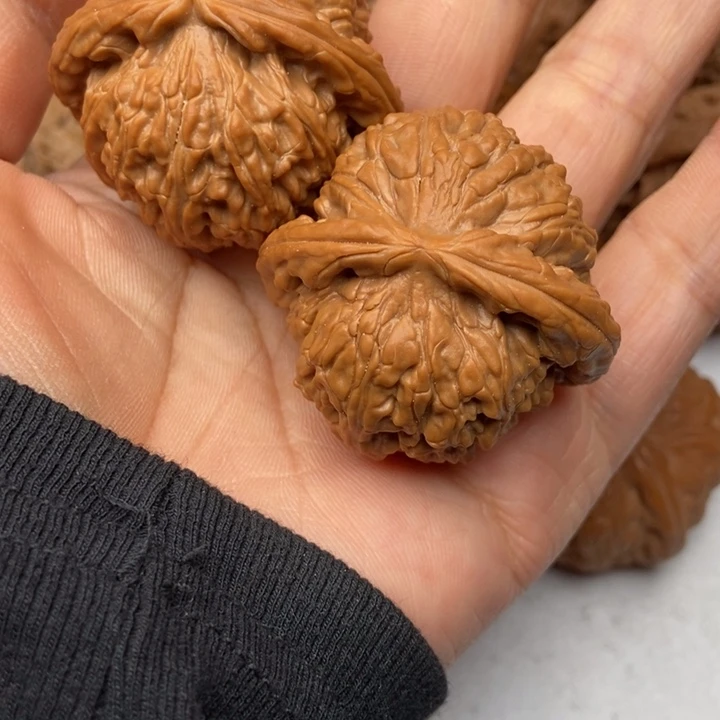 文玩核桃把件浮**?白狮