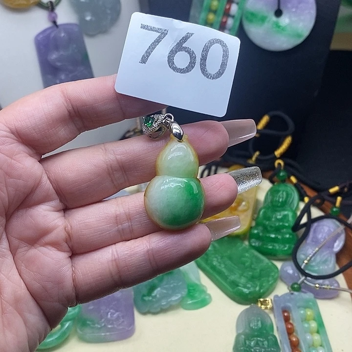 翡翠未镶嵌吊坠(赠链)