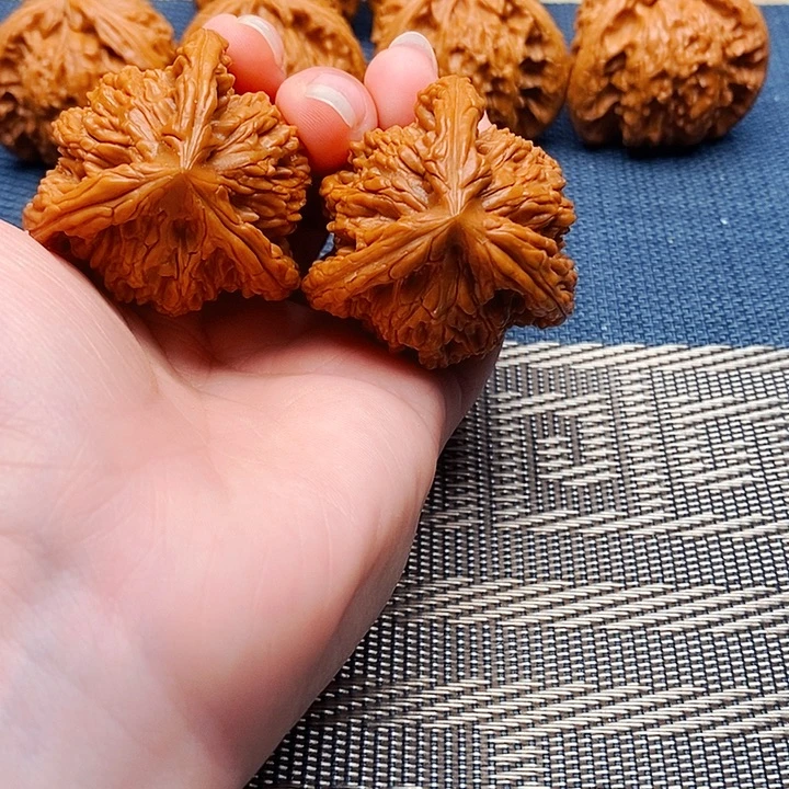 狼****文玩核桃吊坠三棱