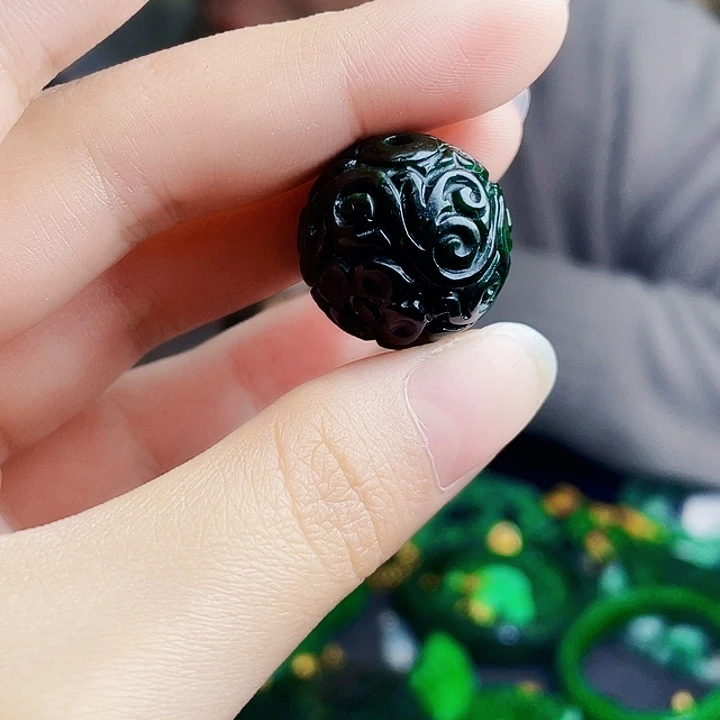 翡翠未镶嵌颈饰多样性