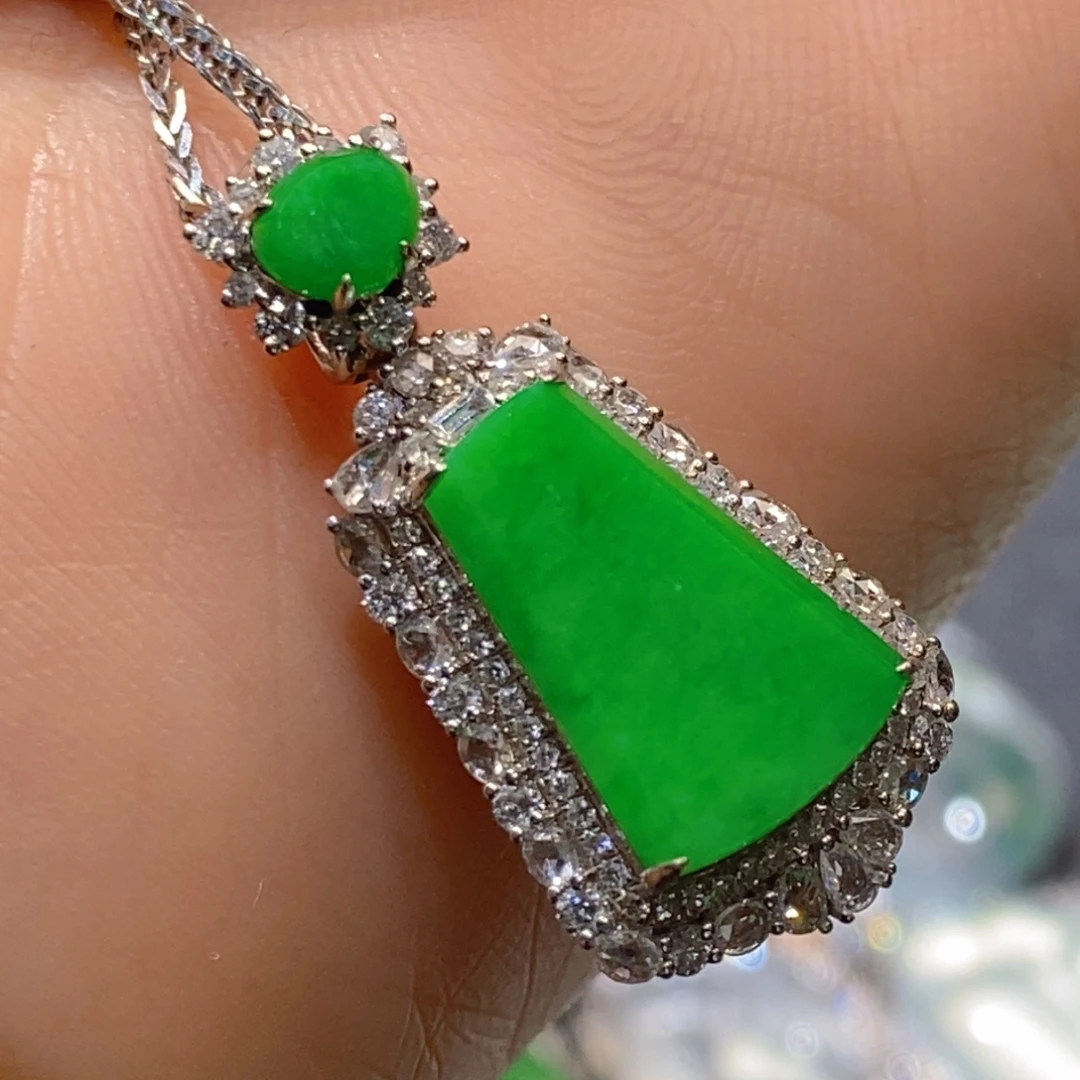 翡翠18K金镶嵌颈饰无事牌