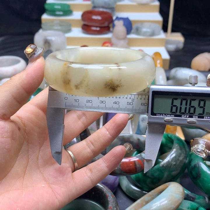 未镶嵌手镯石英质玉