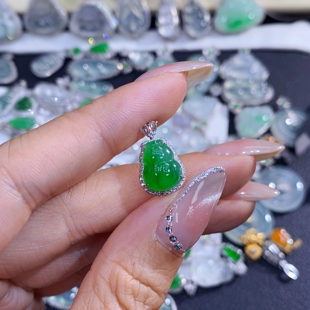 翡翠18K金镶嵌颈饰