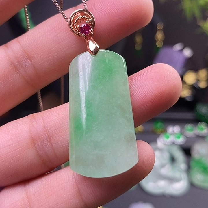 翡翠未镶嵌吊坠(赠链)