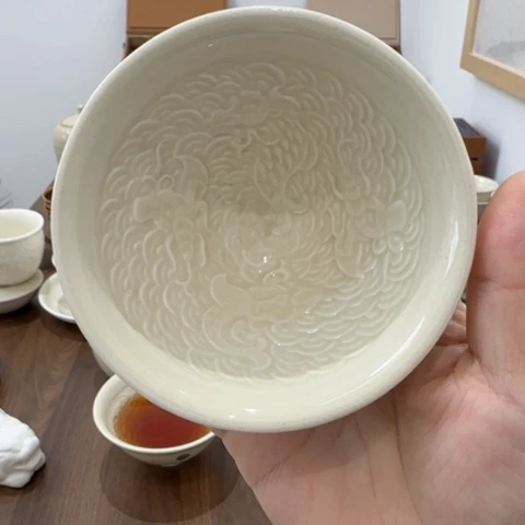 微瑕仿古色印花盏鱼化龙图案