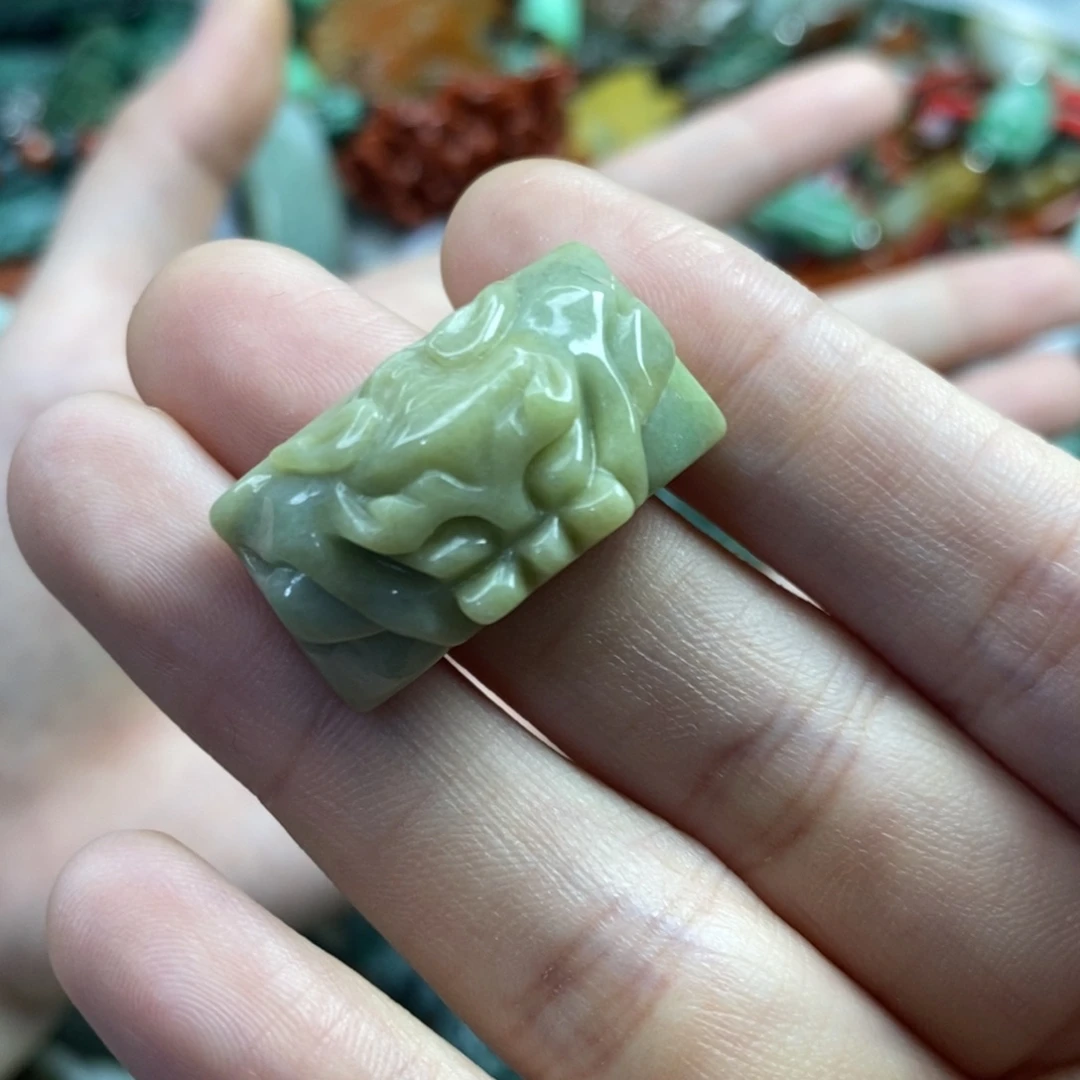 翡翠未镶嵌颈饰趣**光