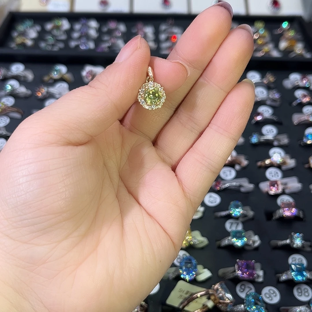 莫桑石非金属B K枚爱莎白钻两卡吊坠（链子不要带针）