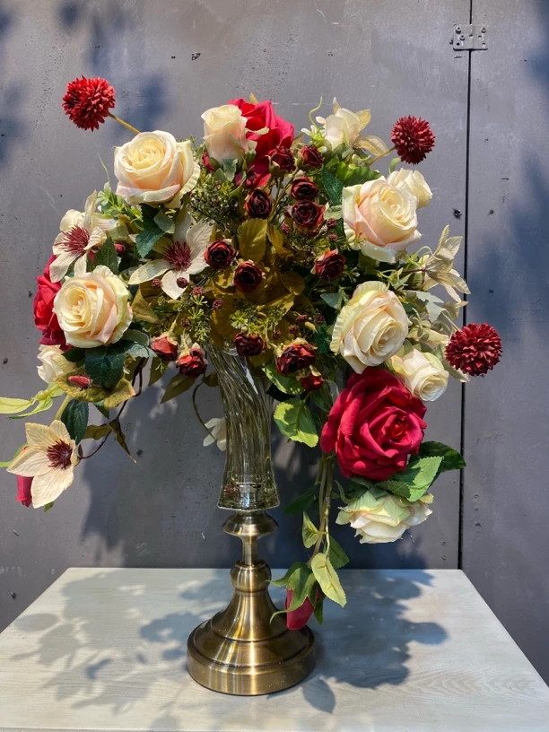 012餐桌和电视柜放的仿真花儿