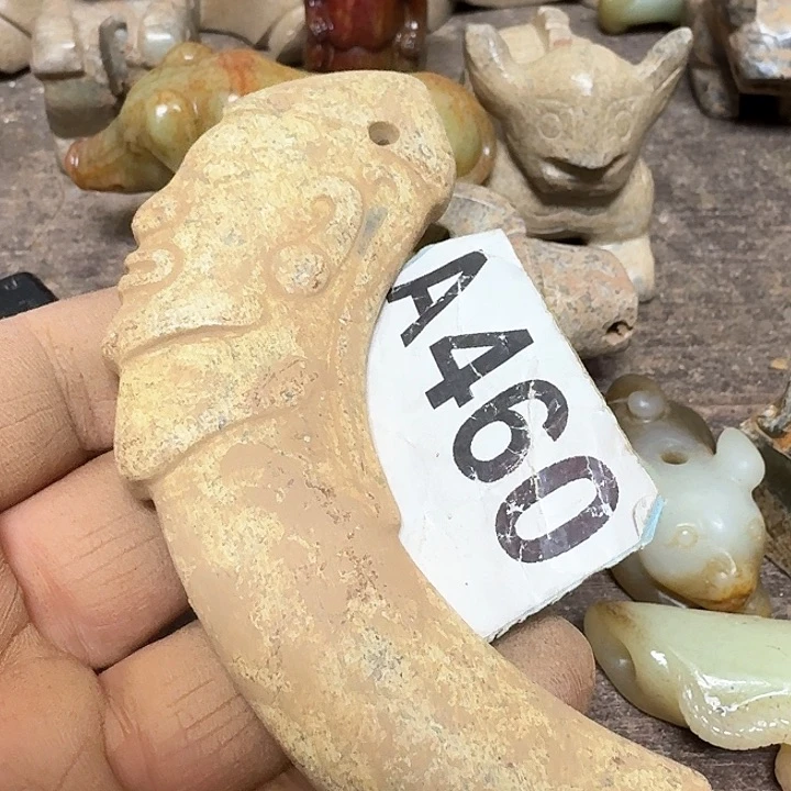 蛇纹石玉颈饰未镶嵌