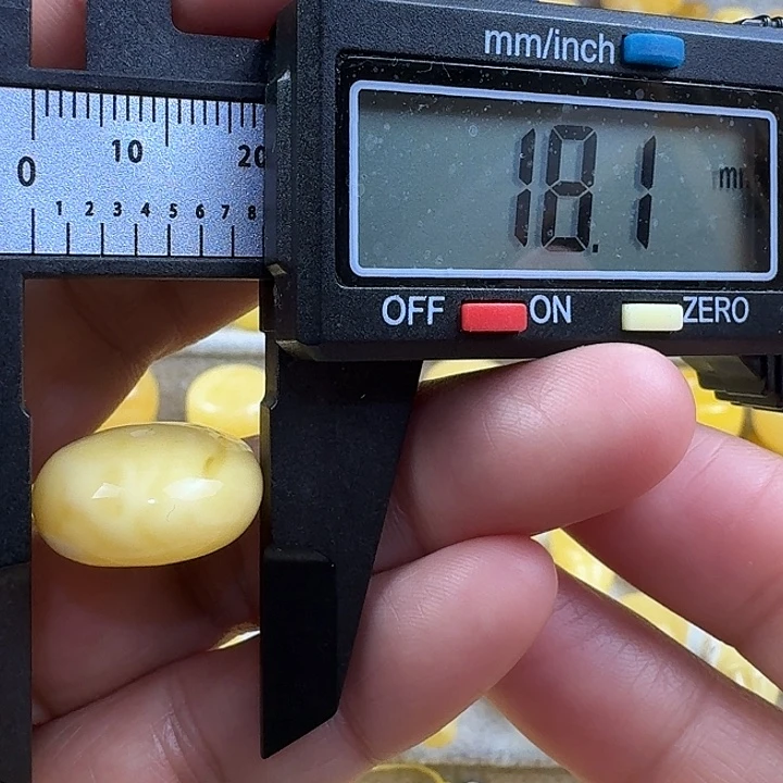 蜜蜡未镶嵌裸石23杂