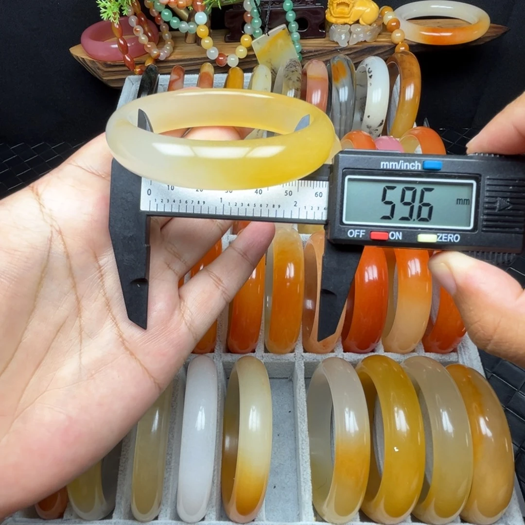 未镶嵌石英质玉（黄龙玉）手镯
