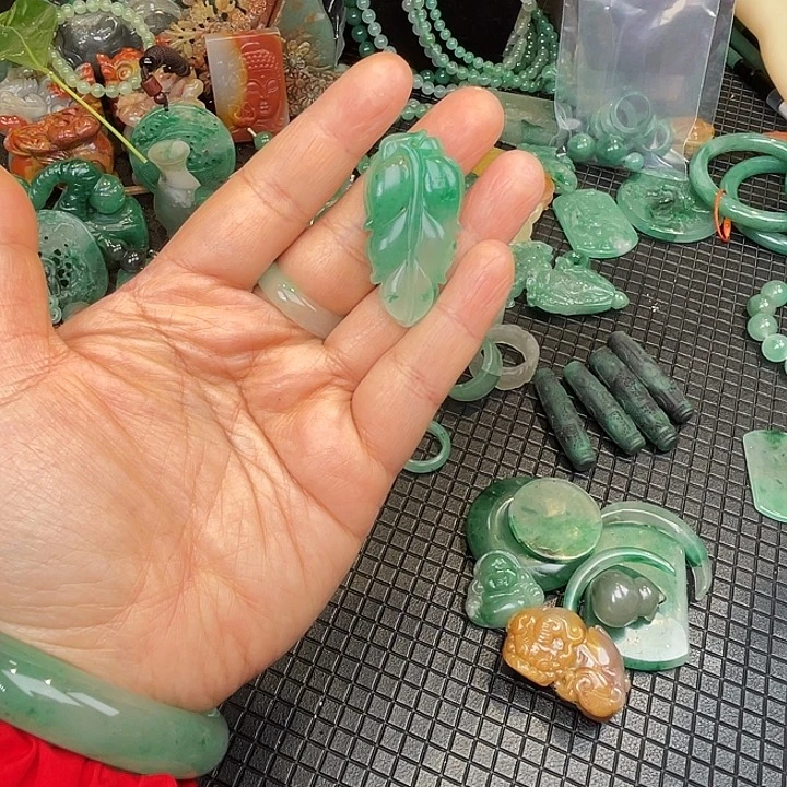 石英质玉未镶嵌颈饰