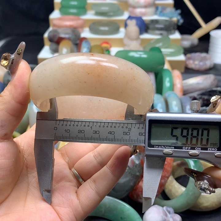 未镶嵌手镯石英质玉