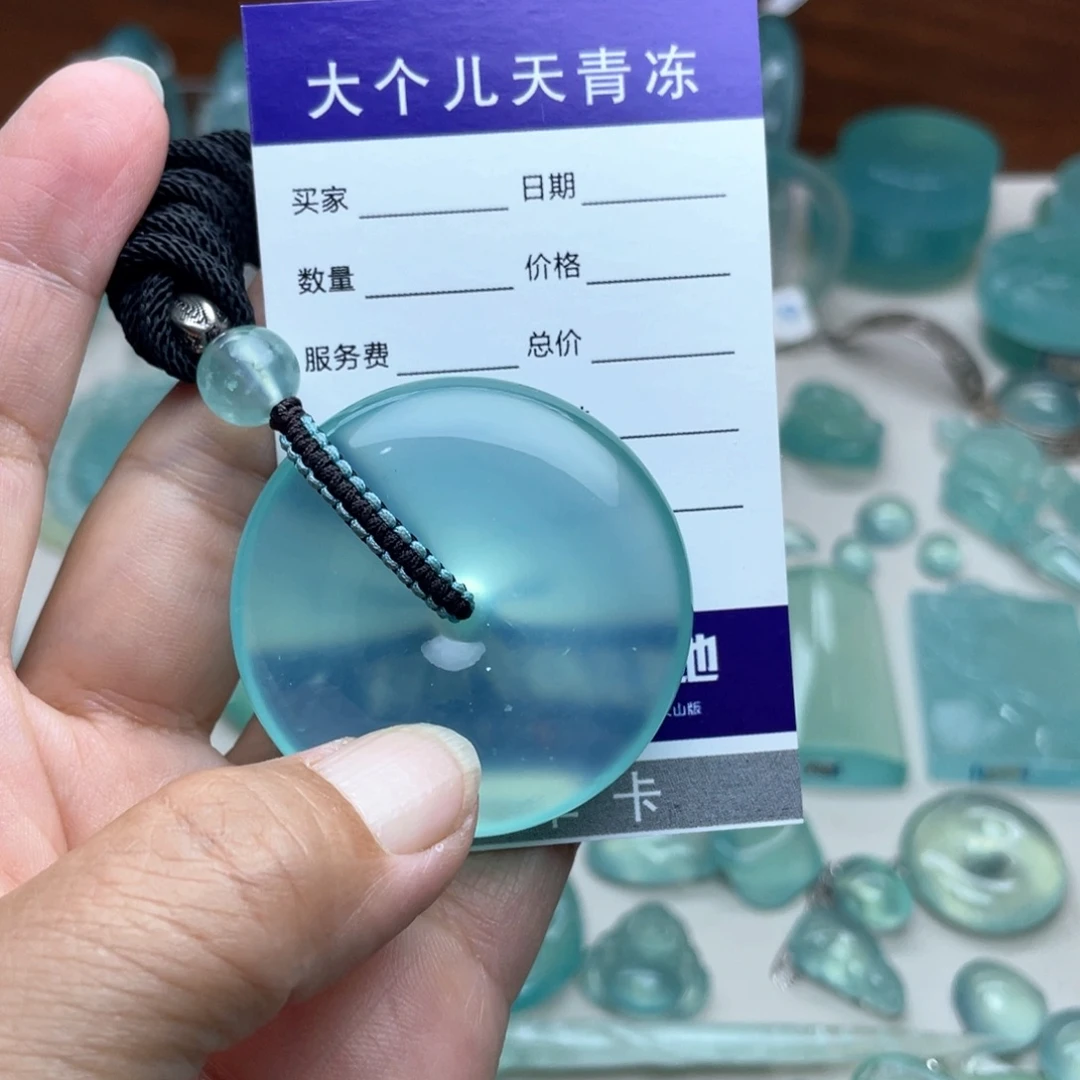 贝***塔未镶嵌蛇纹石玉颈饰